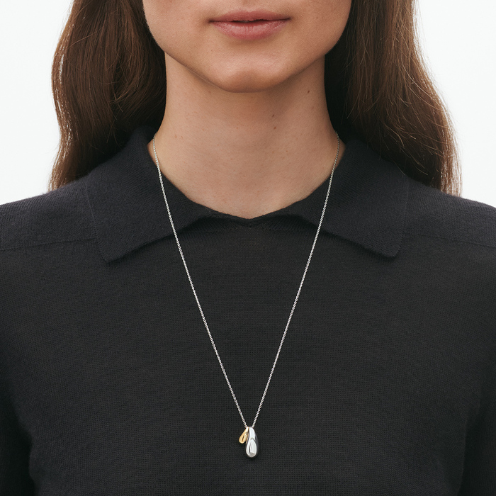 SS25_ECOM_ON-MODEL_REFLECT_DOUBLE_DROP_PENDANT_20001845_Close-ups